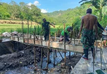 Sinergi TNI dan Warga Bangun Jembatan Garuda di Reok