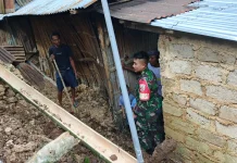 Sinergi Koramil Ruteng dan Warga Evakuasi Material Longsor di Desa Gelong