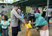 Kapolres Flotim Salurkan Bantuan saat Tinjau Dampak Gempa