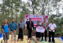 Kapolres Manggarai Serahkan Bantuan Rumah LayakBagi Warga dari Kapolda NTT