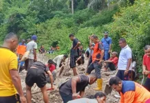 Warga Paga Gotong Royong Perbaiki Jalan Rusak