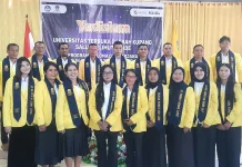 Yudisium UT Ende Diwarnai Penyematan Selempang
