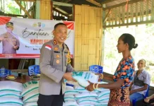 Kapolres Sikka Salurkan Bantuan Sosial ke Wairbukang