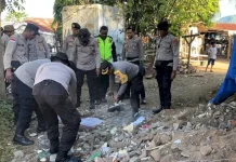 Polres Flores Timur Bersihkan Puing Pascagempa