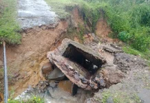 Jalan Ratung–Peso Putus Diterjang Hujan Deras, Warga Lakukan Penanganan Darurat