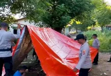 Polisi Bantu Warga Adonara Timur Bangun Tenda Pasca Gempa