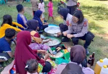 Polwan Flotim Bantu Warga di Dapur Umum Pasca Gempa