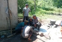Bhabinkamtibmas Bantu Warga Riung Perbaiki Jaringan Air
