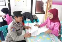 Polisi Edukasi Ibu tentang Kesehatan Anak