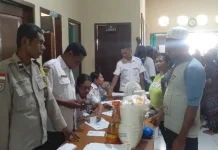 Polisi Kawal Distribusi Bantuan Pangan di Kota Uneng