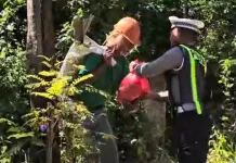 Satlantas Polres Mabar Bagikan Sembako kepada Warga Kurang Mampu di Labuan Bajo