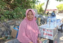 Bertahan di Trotoar Pantai Ndao, Harapan Fatimah untuk Lapak Baru