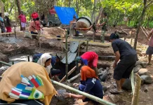 TNI-Warga Gotong Royong Percepat Pembangunan Jembatan Gantung di Talibura