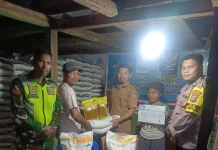 Babinsa Borong Kawal Penyaluran Bantuan Pangan Bulog di  Leda Utara