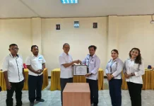 Ketua STIPAR Ende Berikan Penghargaan Kepada  RRI Ende