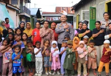 Polres Sikka Salurkan Bantuan Pendidikan ke Empat Sekolah