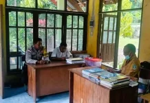 Polisi Sambangi Kantor Desa, Ajak Warga Jaga Kamtibmas