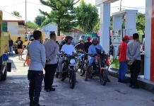 Kapolsek Lembor Pimpin Patroli SPBU, Pantau Stok BBM Pascakenaikan Dex