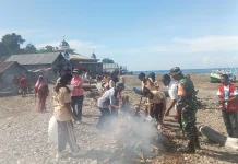 Kolaborasi Warga dan Babinsa Satar Mese Gelar Bakti Lingkungan di Pesisir