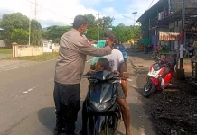 Peduli Dampak Erupsi, Polisi Bagikan Masker Kepada Warga Antisipasi Abu Lewotobi