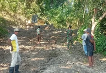 Hari Pertama TMMD Ke-128, TNI Bersama Warga Mulai Garap Pembukaan Jalan di Wewaria