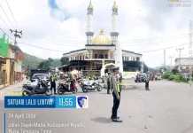 Satlantas Polres Ngada Amankan Sholat Jumat di Bajawa