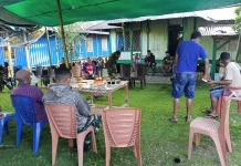 Kebersamaan Satgas TMMD dan Warga Aelipo ditengah Pengerjaan Jalan