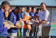 Semarak HBP, WBP Rutan Bajawa Terima Hadiah Lomba