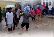 Bhabinkamtibmas Desa Kezewea Bantu Evakuasi Warga Terdampak Banjir di Maumbawa