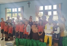 Kemensos Salurkan Bantuan untuk 64 Anak Disabilitas di SLB Karya Murni Ruteng