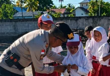 Polres Nagekeo Gelar Pembinaan Upacara di SDI Maropokot