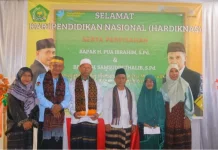 Momen Haru Hardiknas MIN 1 Ende, Dua Guru Dilepas dan Pejabat Purna Tugas