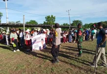 Karnaval Hardiknas Ile Bura Ramai, Babinsa Ajak Warga Perkuat Semangat Belajar