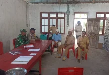 Sinergi TNI dan Aparat Desa Satar Lenda Sukseskan Penyaluran Bantuan Pangan