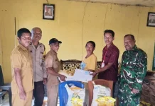 TNI Dampingi Warga Terima Bantuan Beras dan Minyak Goreng di Desa Rura