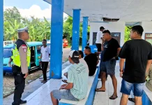 Polantas Flotim Edukasi Sopir Angkot di Terminal Lamawalang