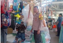 Bhabinkamtibmas Desa Ria Pantau Harga Sembako di Pasar Riung Barat