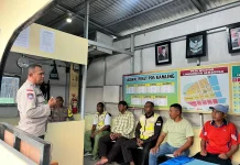 Polisi dan Warga Mbongawani Revitalisasi Pos Kamling Baru
