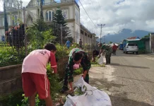 Sinergi Babinsa Ruteng dan Warga Bersihkan Lingkungan Pasar Cancar