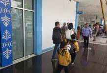 Petugas Bandara Gewayantana Perketat Pengamanan Penumpang