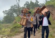 Polres Sikka Salurkan Meubeler ke SMP Terdampak
