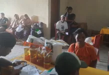 Ratusan Warga Waijarang Terima Bantuan Beras dan Minyak Goreng dari Bulog