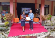 Kepala SMK Yos Sudarso Ende Berikan Piagam Penghargaan kepada LPP RRI Ende