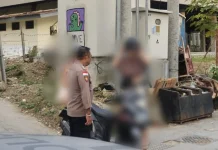 Polisi Tegur  Wisatawan Asing Berkendara tanpa Baju di Labuan Bajo