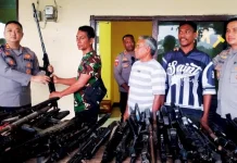 Masyarakat Bele Serahkan 52 Senjata Rakitan ke Polres Flotim
