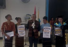 Bupati Ende Beri Bantuan Disabilitas dan Janji Beasiswa