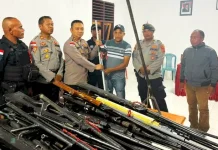 Warga Desa Narasaosina Serahkan 57 Senpi Rakitan ke Polres Flores Timur
