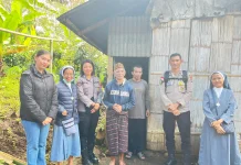 Polres Manggarai Salurkan Bantuan untuk Pasangan Lansia di Gubuk Reyot