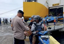 KM Dharma Rucitra VII Sandar Aman di Maumere, Ratusan Penumpang Tiba