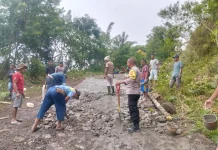 Warga Kurulimbu dan Bhabinkamtibmas Gotong Royong Perbaiki Jalan Rusak